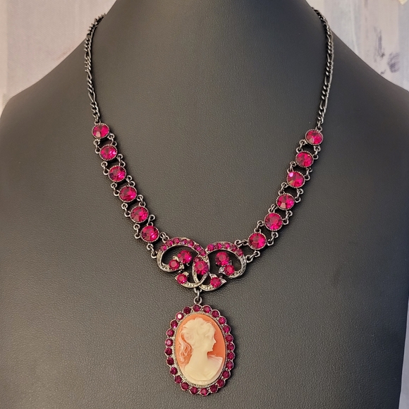 Cameo Pendant With Deep Blood Red Crystals Gunmetal-tone Choker Necklace PoFJ - Picture 15 of 16